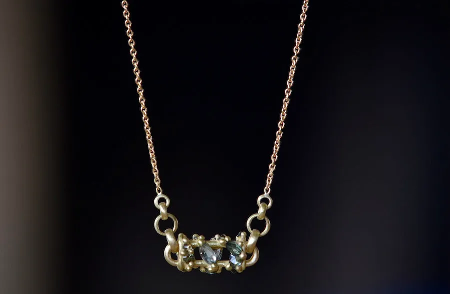 Horizontal Fontaine Bar Necklace in Green